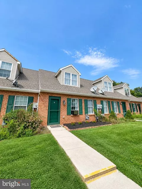 4 Oxford Ct, New Oxford, PA 17350