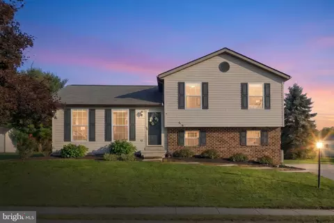 160 Drummer Dr, New Oxford, PA 17350