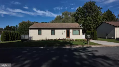 8 E Locust Ln, New Oxford, PA 17350