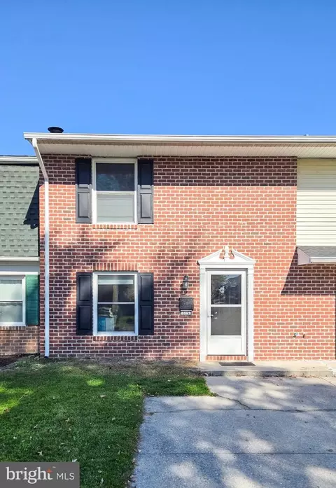 315 Village Dr, Gettysburg, PA 17325