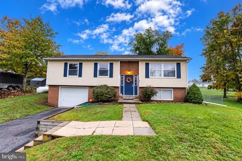642 Hooker Dr, Gettysburg, PA 17325