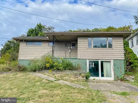 2484 Mckeever, Elizabeth, PA 15037