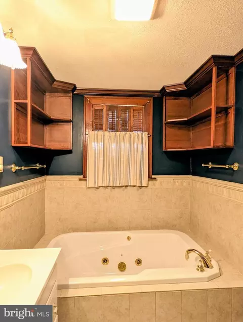 Bath - 20 W 2nd St, Everett, PA 15537 photo 8 of 10