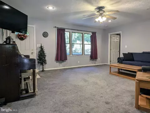 Living - 10859 Clear Ridge Rd, Everett, PA 15537 photo 3 of 4