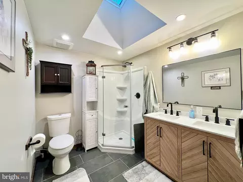 Bath - 5676 Black Valley Rd, Everett, PA 15537 photo 2 of 4