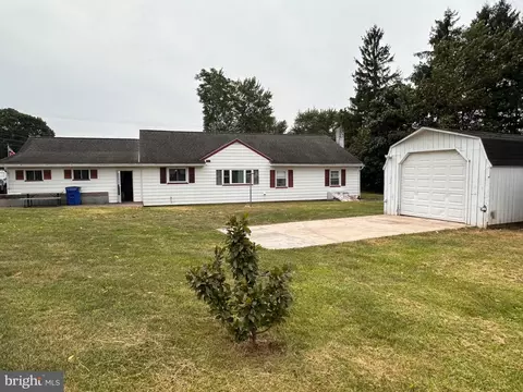 220 Graceville Rd E, Breezewood, PA 15533