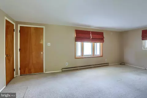 Living - 911 West St, Everett, PA 15537 photo 2 of 3