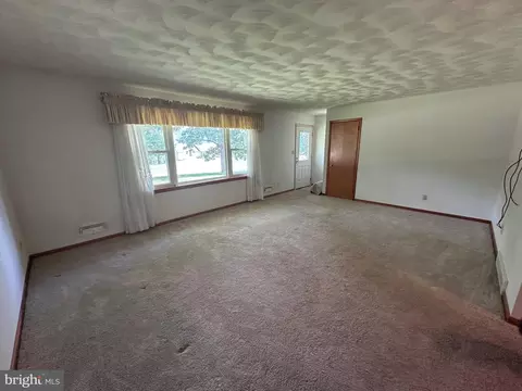 Living - 150 Wareham Rd, Everett, PA 15537 photo 1 of 4