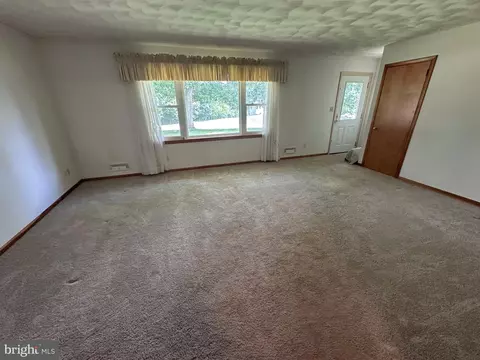 Living - 150 Wareham Rd, Everett, PA 15537 photo 2 of 4
