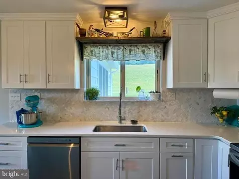 Kitchen - 2348 Raystown Rd, Everett, PA 15537 photo 4 of 9
