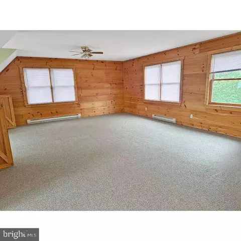 Living - 495 Ritchey Rd SE, Everett, PA 15537 photo 2 of 5