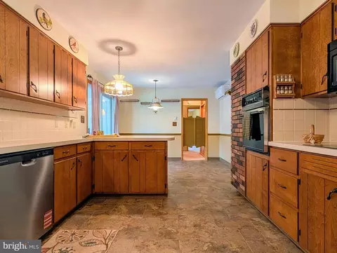 Kitchen - 118 Locust Dr, Everett, PA 15537 photo 4 of 7