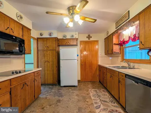 Kitchen - 118 Locust Dr, Everett, PA 15537 photo 6 of 7