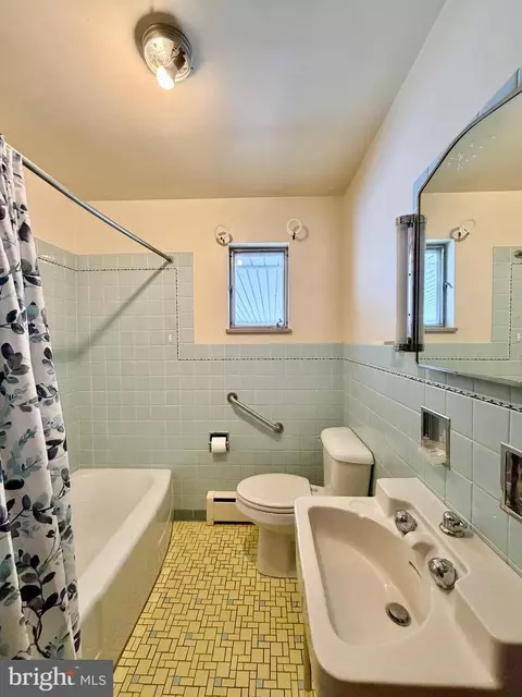 Bath - 624 632 Raystown Rd, Everett, PA 15537 photo 1 of 2