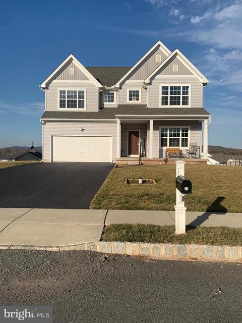27 Sovereign Dr, Douglassville, PA 19518