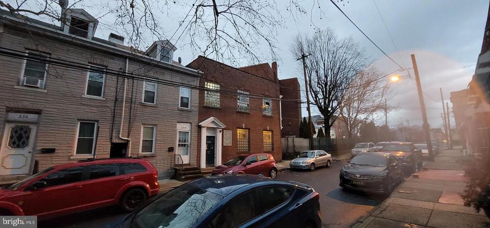  226 Orange St, Reading, PA 19602 photo 2