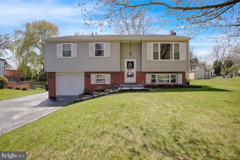 4 Surrey Ct, Oley, PA 19547