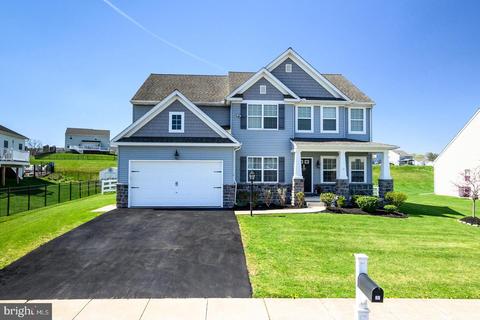 27 Furlong Rd, Douglassville, PA 19518