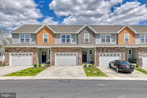27 Hubbardton Ct, Reading, PA 19608