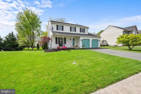 704 Meadowcrest Ln, Douglassville, PA 19518