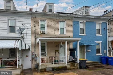 121 W Franklin St, Womelsdorf, PA 19567