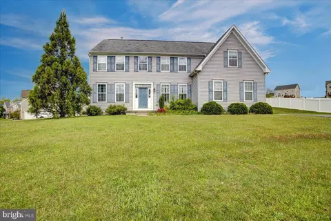 3001 Summer Meadow Dr, Douglassville, PA 19518