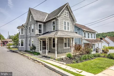 37 Chestnut St, Mohnton, PA 19540