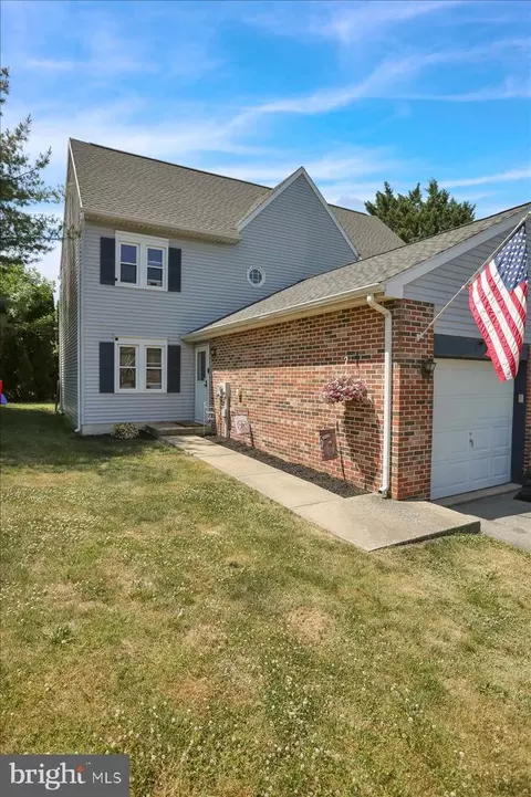 212 S 5th St, Womelsdorf, PA 19567