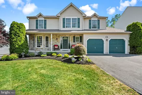 306 Woodbridge Ln, Douglassville, PA 19518