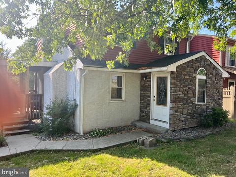 46 Old Douglass Dr, Douglassville, PA 19518