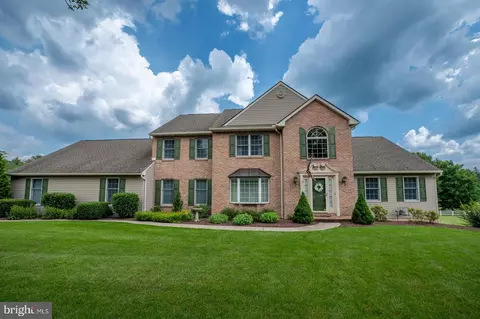 5 Seneca Ct, Douglassville, PA 19518