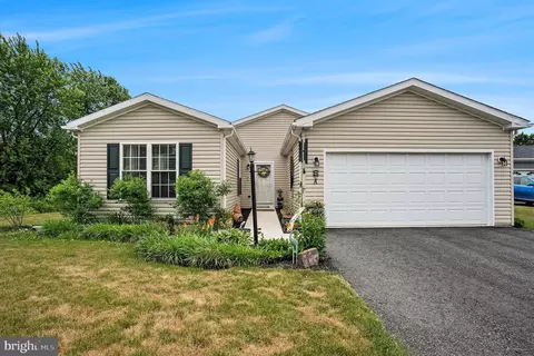 8 Egret Ct, Bechtelsville, PA 19505