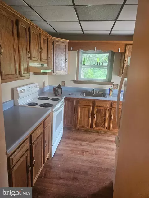 32 School St, Douglassville, PA 19518