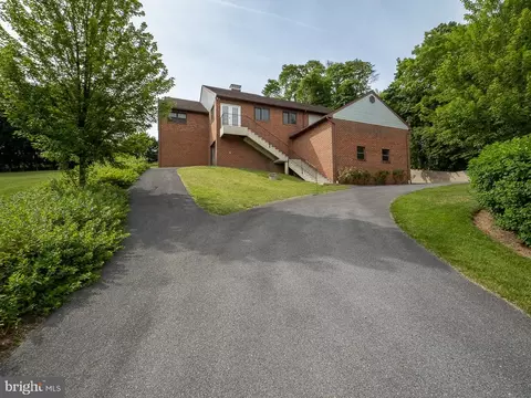 466 White Oak Ln, Leesport, PA 19533