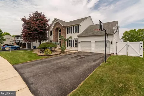 2713 Beacon Dr, Reading, PA 19608 photo 2