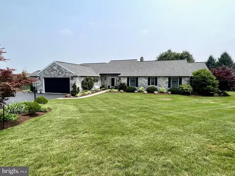 19 Crossgate Ln, Robesonia, PA 19551