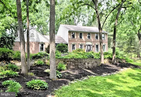 9 Country Ln, Douglassville, PA 19518