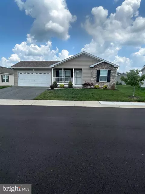 14 Walmont St, Douglassville, PA 19518