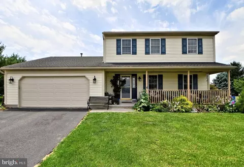 400 Meadowcrest Ln, Douglassville, PA 19518