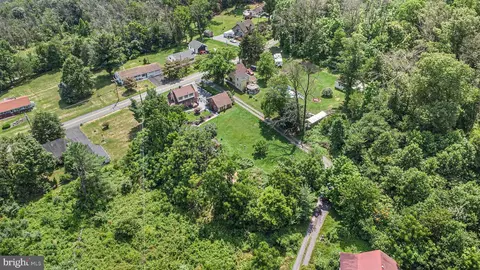 28 Bossert Ln, Douglassville, PA 19518