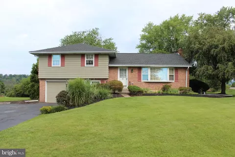 1663 County Line Rd, Bechtelsville, PA 19505