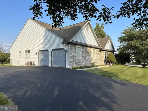 203 Farmingdale Dr, Douglassville, PA 19518