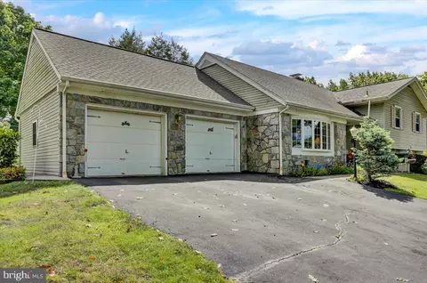4 Heather Ln, Reading, PA 19601 photo 2