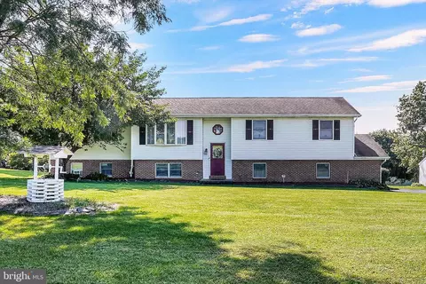 201 Hook Rd, Mohrsville, PA 19541