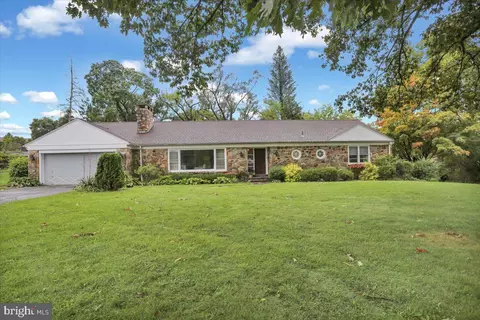5500 S Fairway Dr, Reading, PA 19606