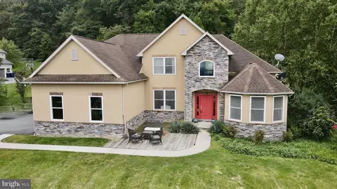 7 Stingray Dr, Reading, PA 19608 photo 2