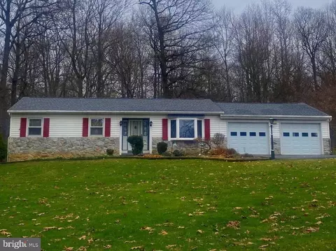 401 Orchard Rd, Fleetwood, PA 19522