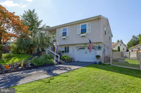 717 Loblolly Ln, Reading, PA 19607 photo 2