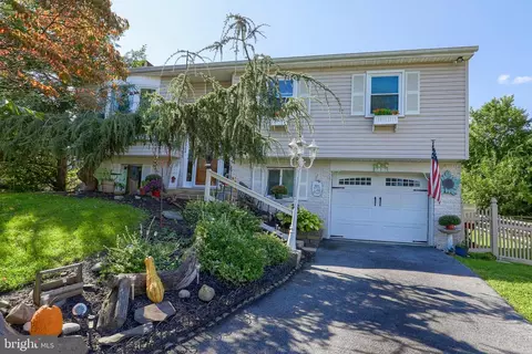 717 Loblolly Ln, Reading, PA 19607