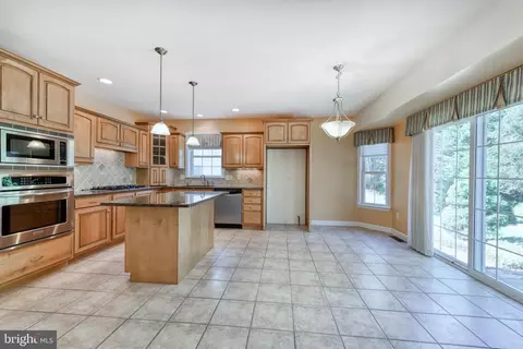 51 Pacific Ave, Sinking Spring, PA 19608 photo 3